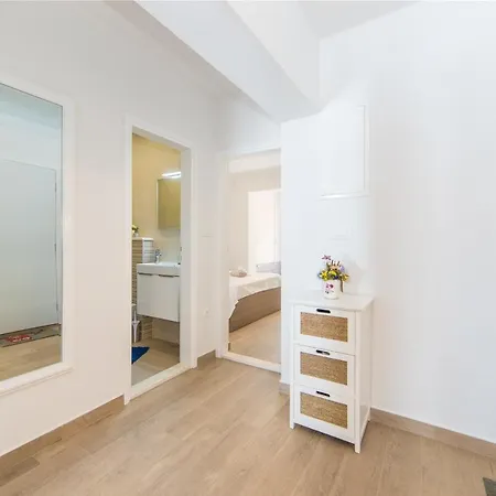 Lalu Apartment *