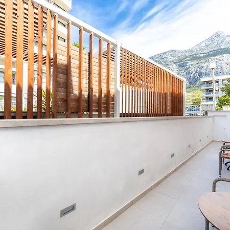 Lalu * Μακάρσκα